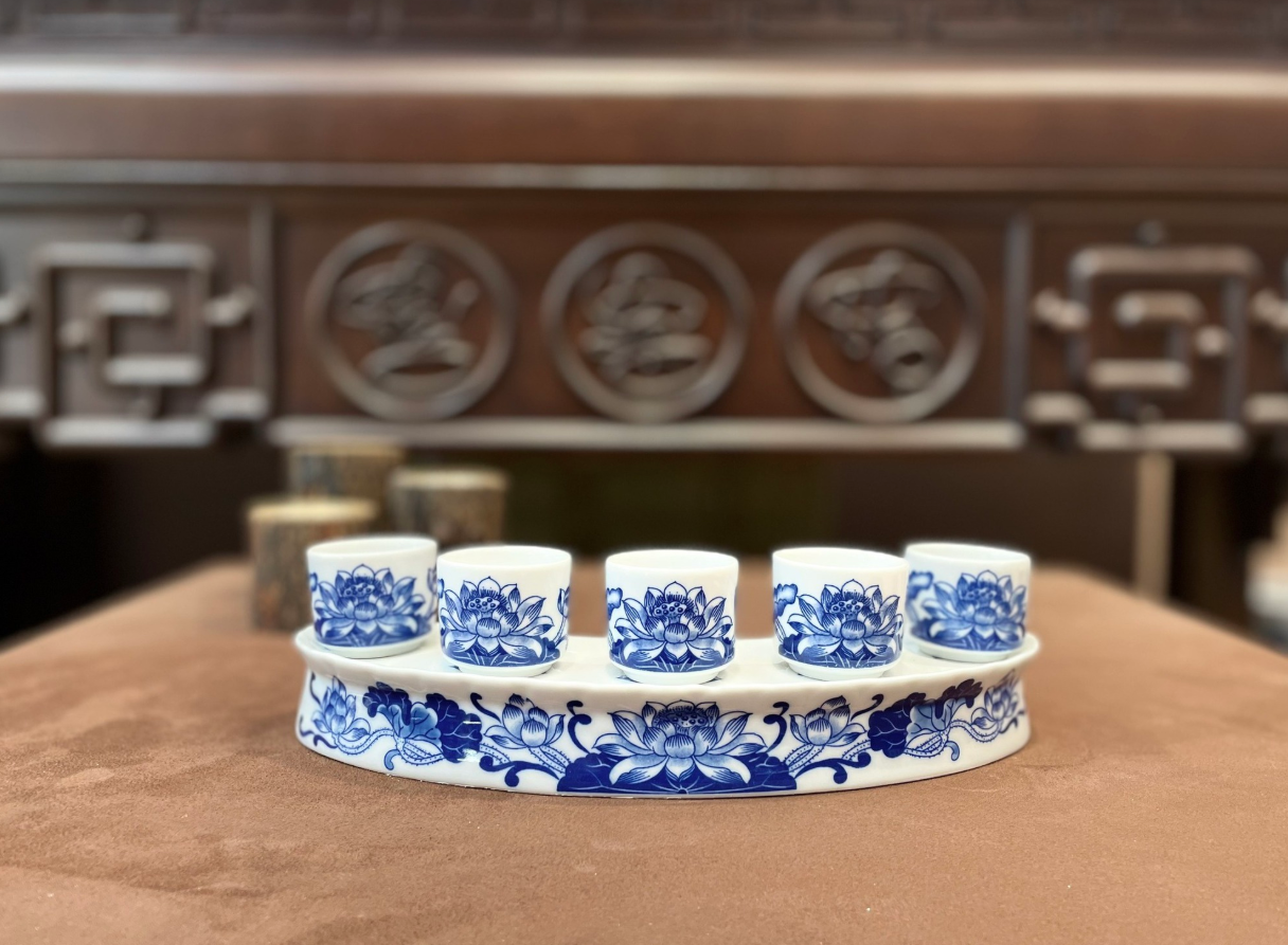 3 chén, 5 chén trên bàn thờ gia tiên đựng gì?